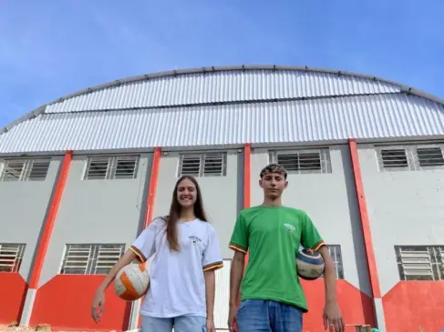 Luana e Pedro, alunos do Ensino Médio, finalmente terão oportunidade de praticar atividades físicas no ginásio (Foto: Débora Kist/Folha do Mate)