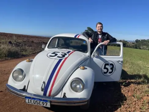 Éverton Luiz Vogt mandou customizar o carro com os detalhes do Herbie (Foto: Débora Kist/Folha do Mate)