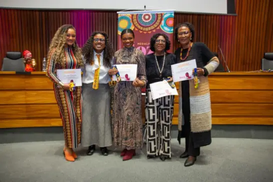 Jaque Santos, a deputada Laura Sito, Tainara da Silva, Isabel Landim, e Loni Lopes (Foto: Leandro Osório/AI Associação Négo)