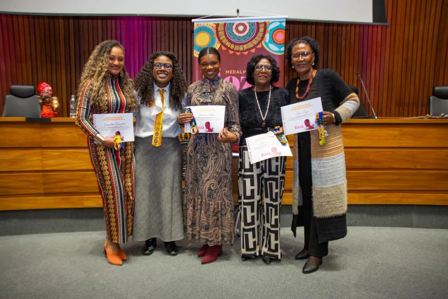 Jaque Santos, a deputada Laura Sito, Tainara da Silva, Isabel Landim, e Loni Lopes (Foto: Leandro Osório/AI Associação Négo)