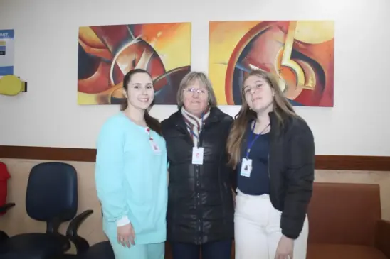 A recepcionista Acélia ingressou no hospital em 1978, quando seu pai trabalhava lá. Agora, tem as netas Bruna e Júlia como colegas na instituição