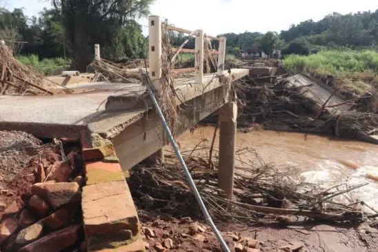 Ponte do Passo Fundo foi destruída na enchente de maio do ano passado (Foto: AI Prefeitura)