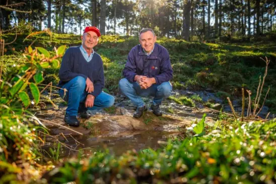 Nilo Parckert e o filho Volnei, que também é orientador agrícola (Foto: Gelson Pereira/CBT)