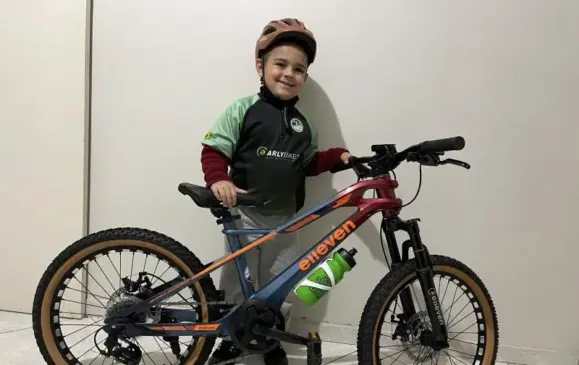 Recentemente, o menino ganhou uma bicicleta nova, presente dos amigos da família e de vários ciclistas (Foto: Débora Kist/Folha do Mate)