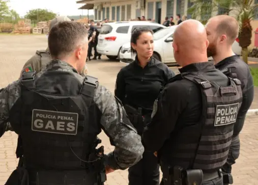Samantha (centro), durante operação na Peva, agora é diretora-geral da Polícia Penal (Foto: Alvaro Pegoraro/Arquivo FM)