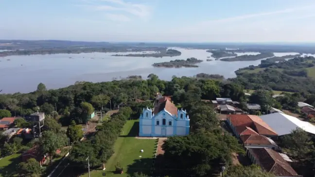 Santo Amaro do Sul, banhada pelo Rio Jacuí, tem a igreja como ponto central (Foto: Renan Zarth/Terra FM)