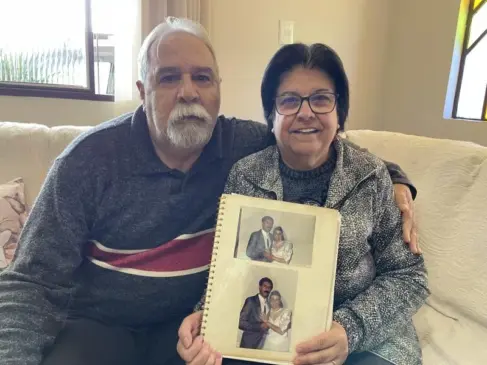 Lidio e Mariza atualmente, com as fotos do casamento (Foto: Débora Kist/Folha do Mate)