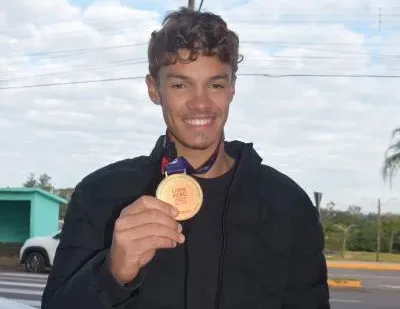 O venâncio-airense campeão com a medalha obtida em Linha, no Peru. (Foto: Roni Müller)