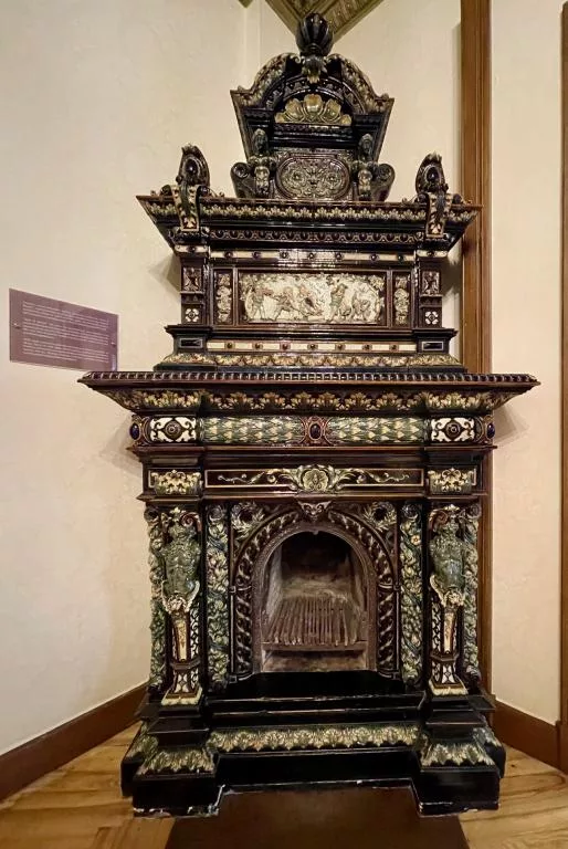 Lareira de cerâmica típica do século XIX.