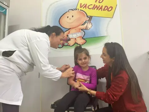 Jaqueline, que recebeu a vacina na semana passada, acompanhou a filha Stella. (Foto: Luana Schweikart)