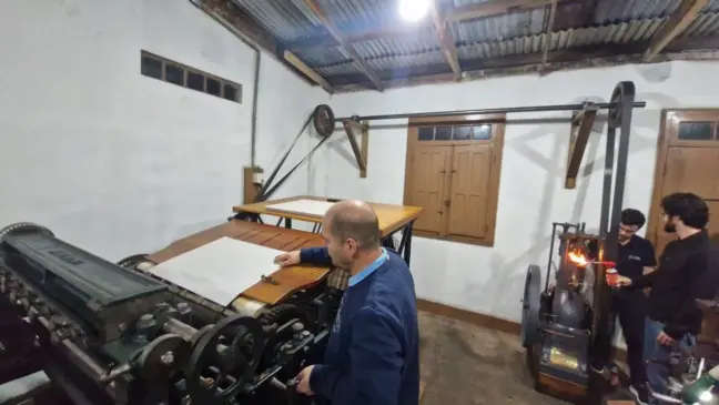Tipógrafo do jornal trabalha na impressão d’O Taquaryense