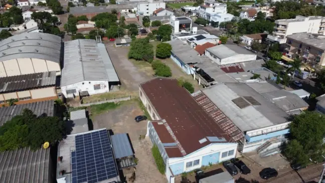  Prédios à frente, com porta azul, na rua Visconde do Rio Branco, hoje são usados pelo setor de Patrimônio da Prefeitura. Nos fundos, à direita, com parede azul, o antigo prédio do Cadi, que será demolido (Foto: Renan Zarth/Folha do Mate)
