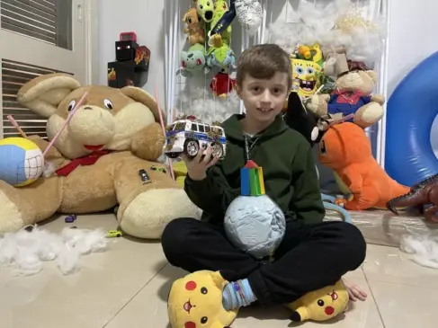 Théo Nedwed Marquiori, 8 anos, gosta de planejar e criar novos brinquedos a partir de outros brinquedos ou objetos diversos (Foto: Débora Kist/Folha do Mate)
