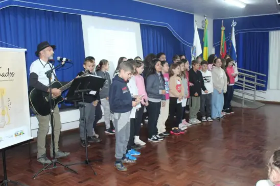 Apresentação dos alunos faz parte do projeto Versos Rimados (Foto: Caco Villanova)