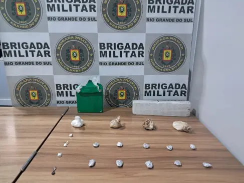 Substâncias entorpecentes foram encontradas pela guarnição durante abordagem (Foto: Divulgação/Brigada Militar)