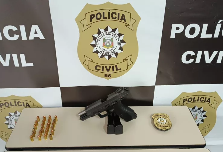 Arma e carregadores foram apreendidos (Foto: Polícia Civil/Divulgação)