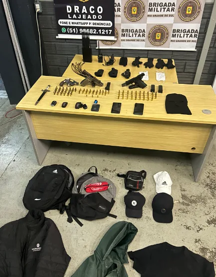 Em Santa Clara foram apreendidas armas pesadas, munições e objetos usdados no assaltos (Foto: Brigada Militar/Divulgação)