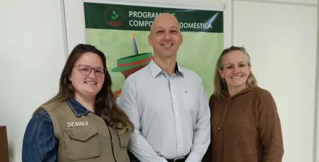 Priscila Mohr, Gustavo Von Helden e Carla Gollmann estão à frente da organização da Semana do Meio Ambiente (Foto: Juliana Bencke/Folha do Mate)