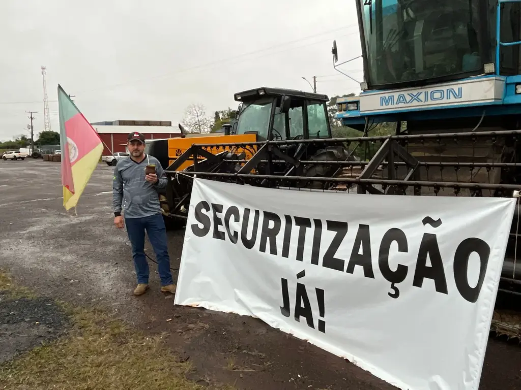 Junto com máquinas agrícolas, produtores buscam chamar a atenção de quem passa pela RSC-287 (Foto: Júnior Posselt/Folha do Mate)