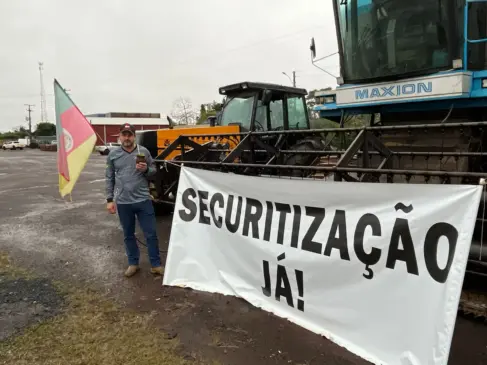 Junto com máquinas agrícolas, produtores buscam chamar a atenção de quem passa pela RSC-287 (Foto: Júnior Posselt/Folha do Mate)
