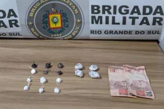 Drogas estavam com jovem de 21 anos, preso no  bairro Battisti (Foto: Brigada Militar/Divulgação)