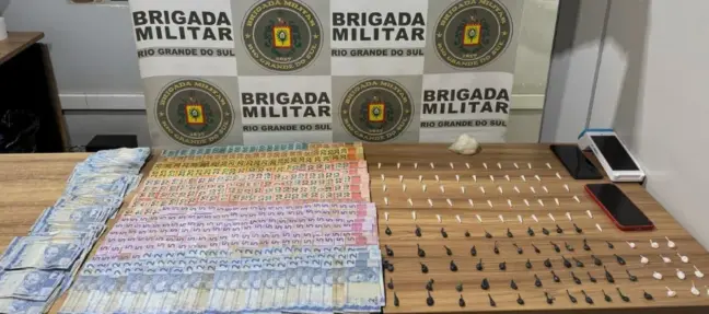 Drogas e outros objetos foram apreendidos em um bar, no bairro Coronel Brito (Foto: Brigada Militar/Divulgação)