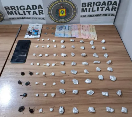 Porções de drogas foram apreendidas com dois indivíduos, no bairro Battisti (Foto: Brigada Militar/Divulgação)