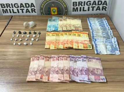 Drogas foram apreendidos nos bairros Gressler e Battisti (Fotos: Brigada Militar/Divulgação)