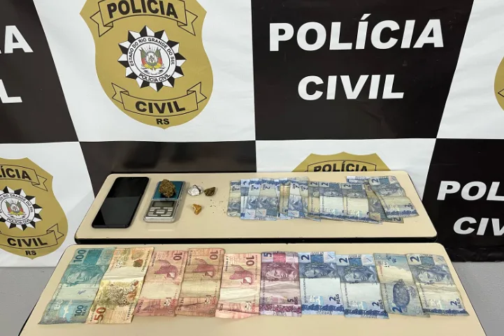 Agentes prenderam duas pessoas e apreenderam drogas, dinheiro, balança e celular (Foto: Polícia Civil/Divulgação)