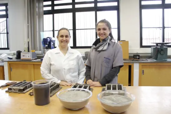 Professora Camila e a estudante Samara, de Engenharia Civil, bolsista do projeto (Foto: Bruna Lovato/ Divulgação Unisc)