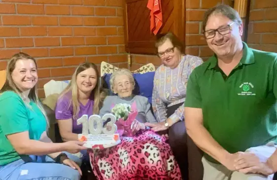 Entre as atividades alusivas ao aniversário, está visita à Carolina Gabe, associada mais idosa do STR (Foto: Divulgação)