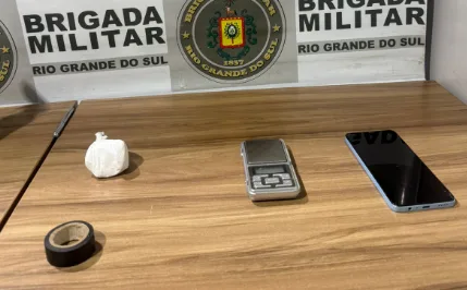Bucha de cocaína e outros objetos foram apreendidos no bairro Bela Vista (Foto: Brigada Militar/Divulgação)