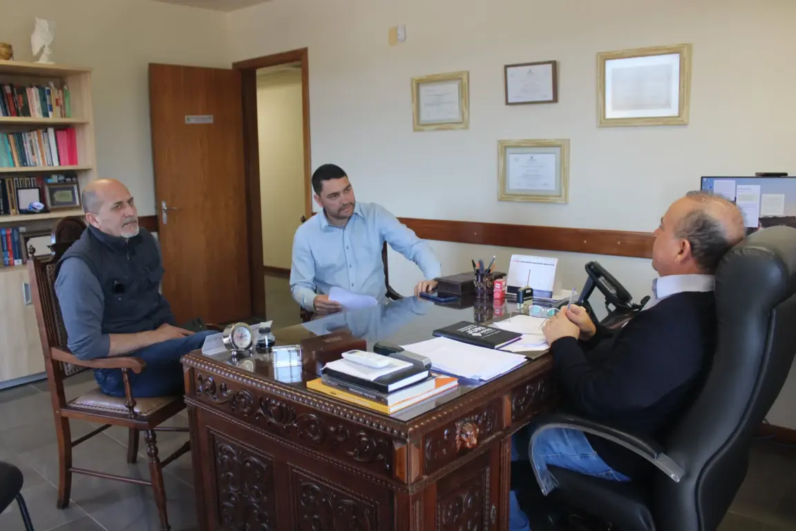Morador Silvio Haussen e vereador Nelsoir Battisti se reuniram com o promotor de Justiça na quinta-feira, 25
(Foto: Leonardo Pereira)