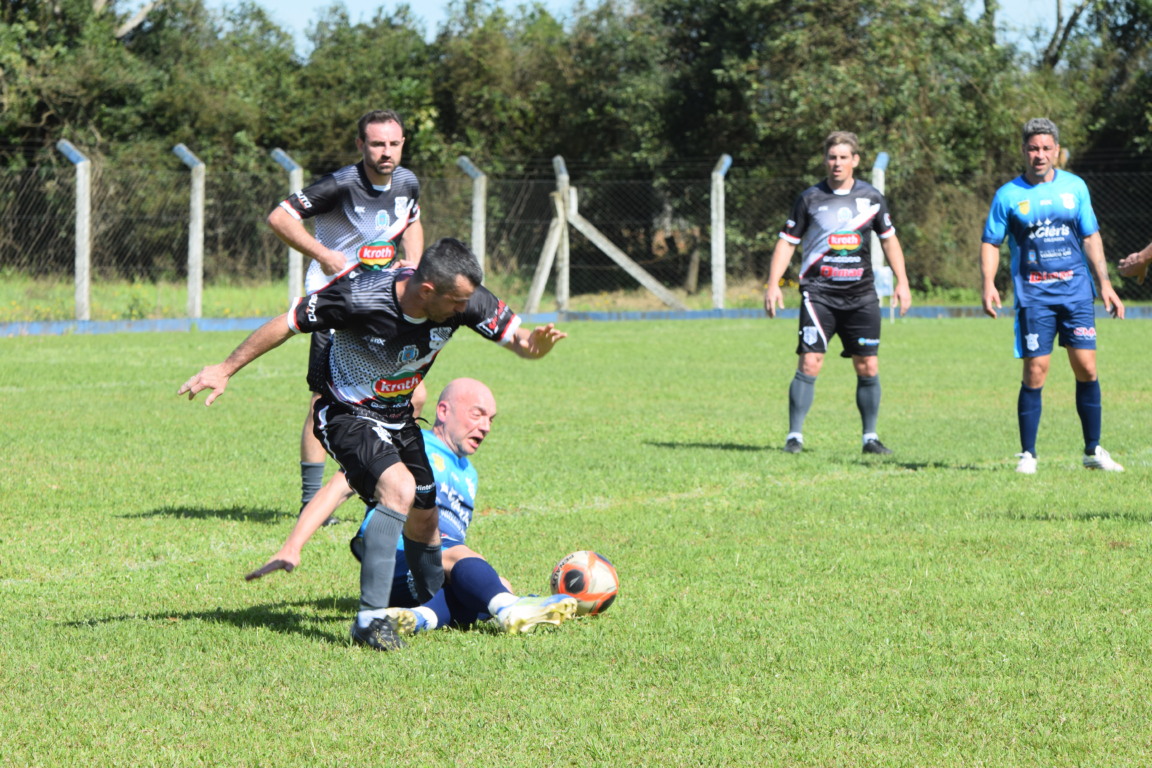 Confronto em Vila Santa Emília na manhã deste domingo vale uma vaga na fase semifinal. (Foto: Roni Müller) Confronto em Vila Santa Emília na manhã deste domingo vale uma vaga na fase semifinal. (Foto: Roni Müller)