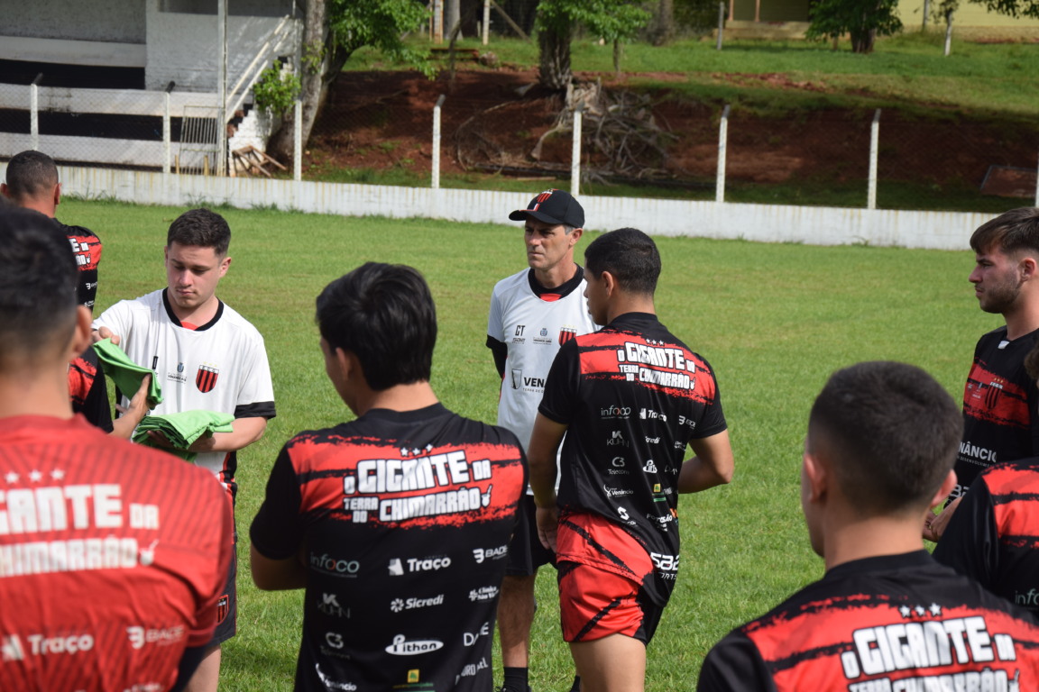 Eder (centro) irá comandar o Guarani à beira do gramado no domingo, contra o Clube 1992, no Edmundo Feix. (Foto: Roni Müller) Eder (centro) irá comandar o Guarani à beira do gramado no domingo, contra o Clube 1992, no Edmundo Feix. (Foto: Roni Müller)
