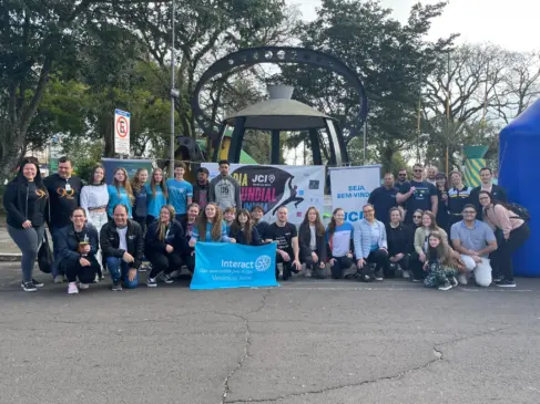 Grupo se reuniu na Praça Coronel Thomaz Pereira (Foto: Leonardo Pereira)