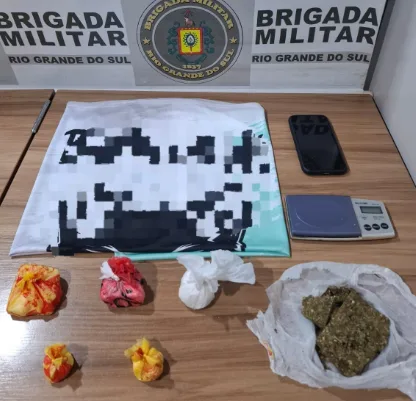 Drogas e outros objetos foram apreendidos no bairro Santa Tecla (Foto: Brigada Militar/Divulgação)
