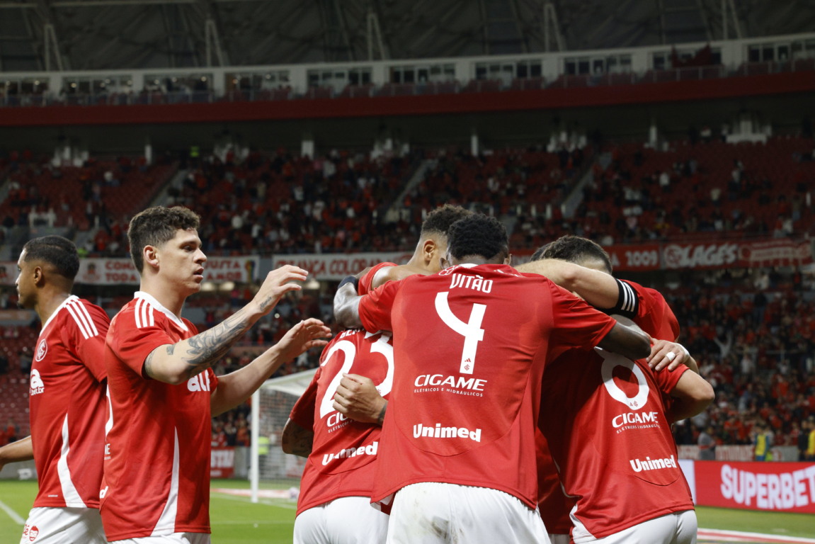 Jogadores colorados comemoram o segundo gol (Foto: Ricardo Duarte/AI Inter)