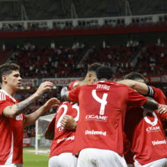 Jogadores colorados comemoram o segundo gol (Foto: Ricardo Duarte/AI Inter)