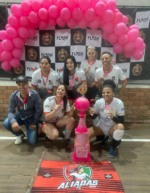 Plantel da Aliadas FC com o belíssimo troféu na cor rosa. (Foto: Arquivo pessoal)