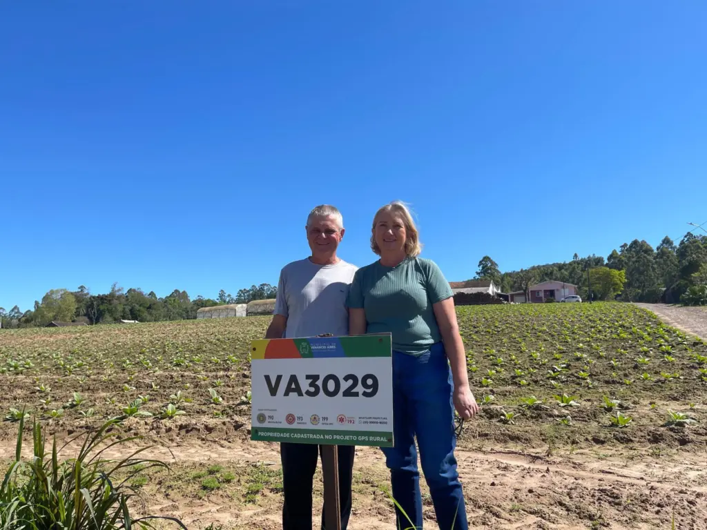 Placa com o número identificador foi instalada na entrada da propriedade, em Linha Tangerinas (Foto: Leonardo Pereira)