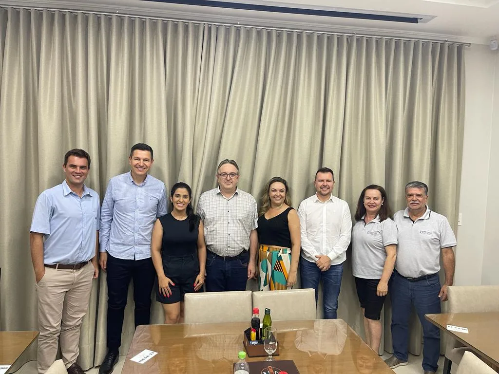 Parte da atual diretoria, que tem Adriano Becker (quarto da esquerda para a direita) como presidente
(Foto: Divulgação)