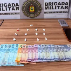 Buchas de cocaína e outros objetos foram apreendidos com jovem de 20 anos (Foto: Brigada Militar/Divulgação)