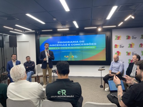 Governador foi o responsável por apresentar o projeto, ao lado de secretários
(Foto: Leonardo Pereira/Folha do Mate)