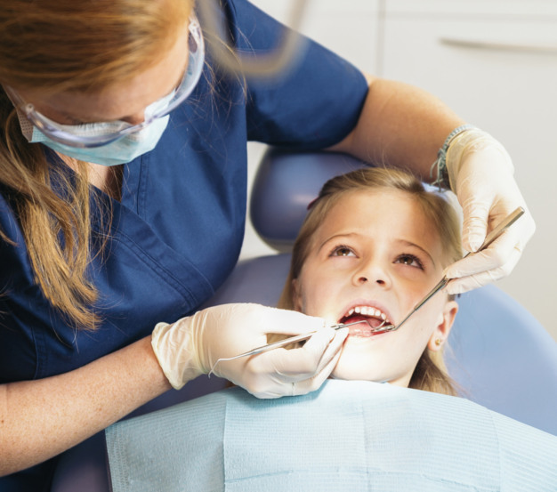 Visitas regulares ao dentista devem fazer parte da rotina desde a infância (Foto: Freepik/Divulgação)