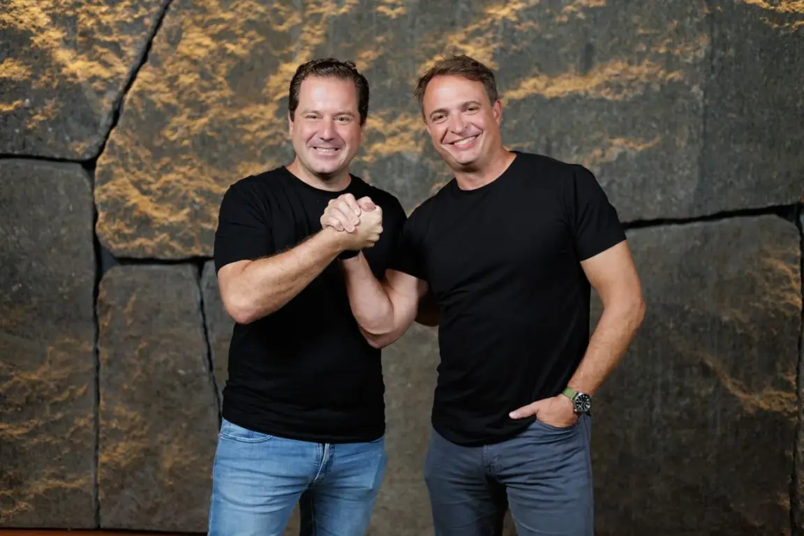 Pedro Meduna, sócio cofundador da L4 Venture, com o CEO da Caf, Jason Howard (Foto: Divulgação)