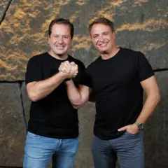 Pedro Meduna, sócio cofundador da L4 Venture, com o CEO da Caf, Jason Howard (Foto: Divulgação)