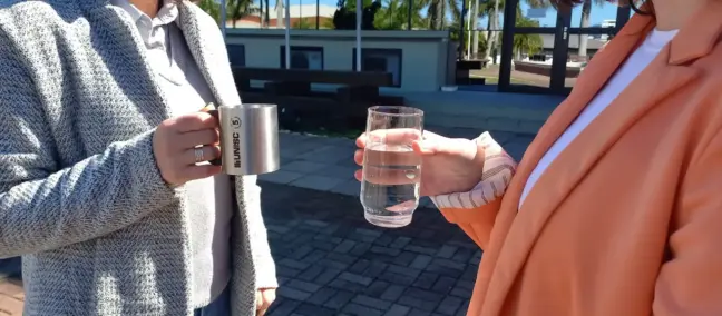 Colaboradores estão adotando o uso de xícaras e garrafas reutilizáveis (Foto: Bruna Lovato)
