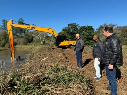 Equipes da Prefeitura fiscalizam os trabalhos
(Foto: Divulgação)