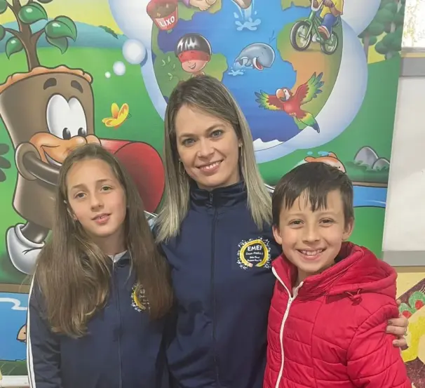 Professora Kely Treib e os estudantes responsáveis pelo projeto